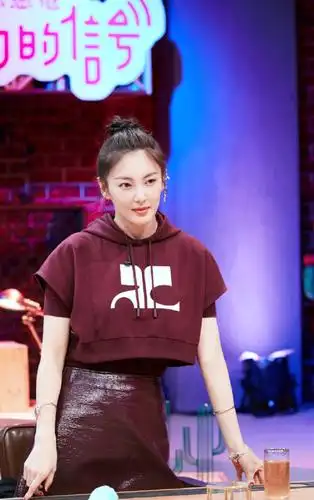 张雨绮又秀身材,穿蓝色抹胸裙勒出巴掌腰,看着不像生过两娃