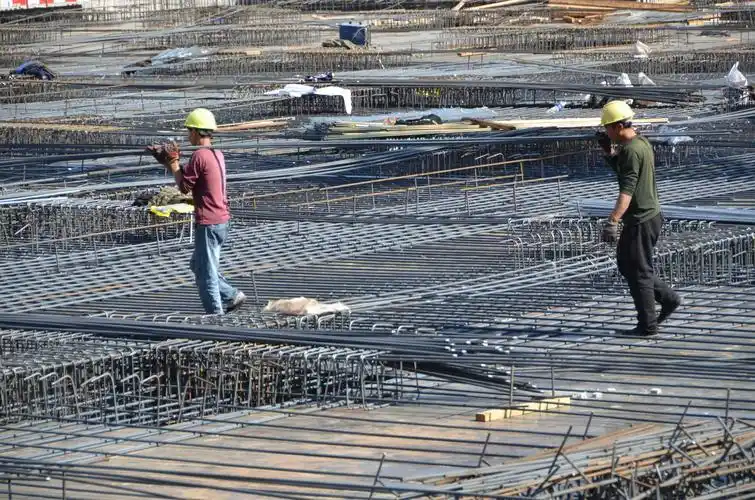 建筑工地上努力勤奋的工人,只要肯干,就会有收获,原创摄影