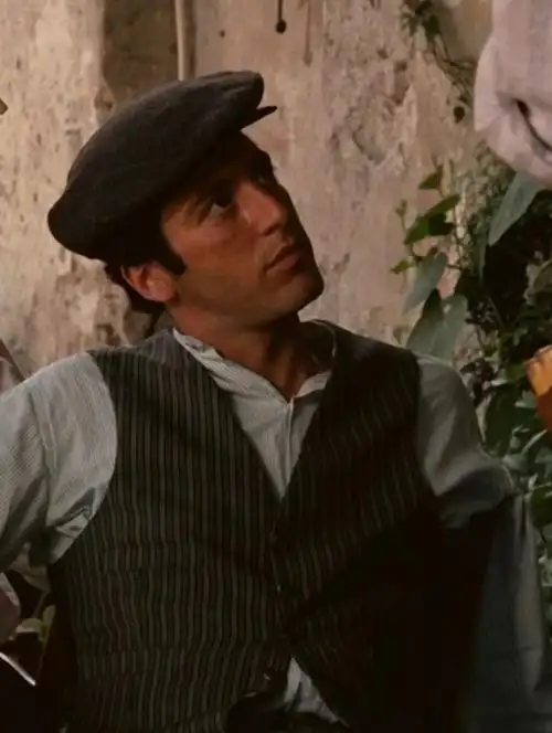 复仇事件持续发酵后,michael在意大利南部潜藏起来,他开始采用西西里