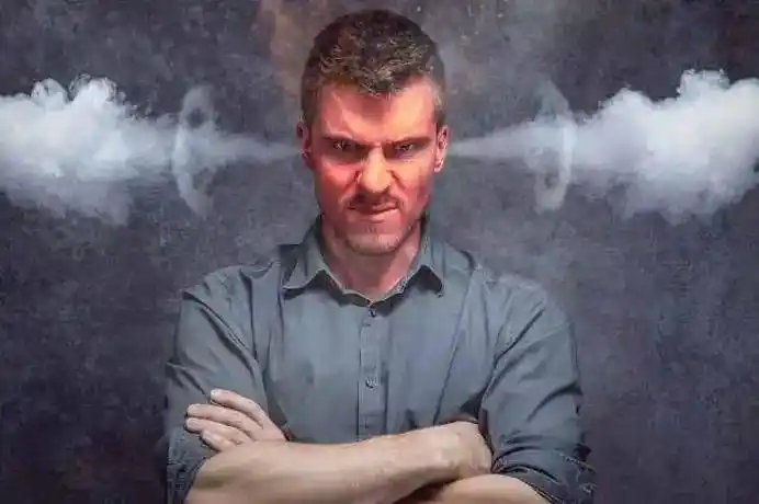 是会把愤怒发泄出来,还是压在心里呢?