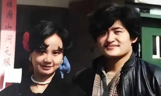 卢璐引领他游历张家界,不曾想在相识短短九天后,竟收获了刘欢突如其来