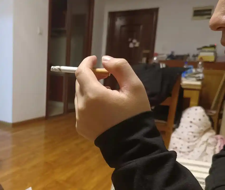 《抽烟》我抽烟就如刚做爱的处男一样,会无休无止.那时没抽烟 - 抖音