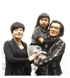 李咏妻子哈文传来喜讯爆料晒照网友这是给孩子找了个后爸