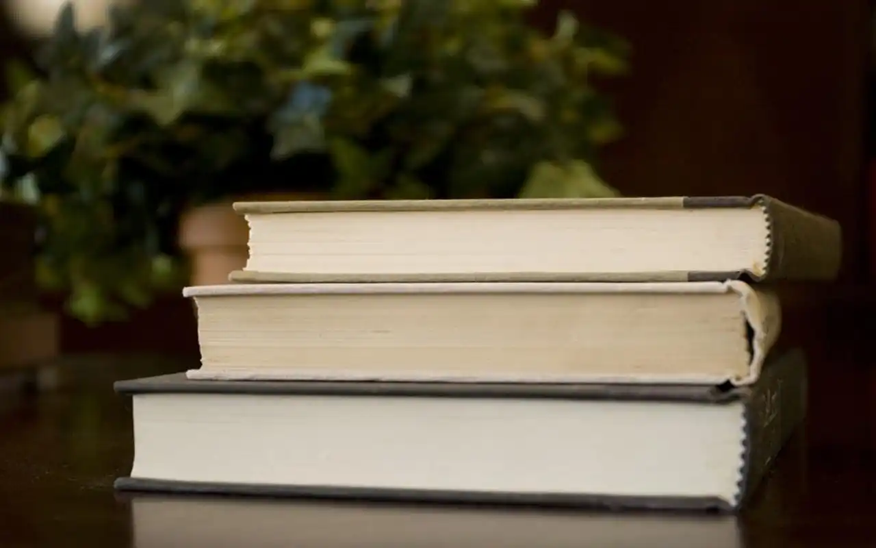 简约书籍文艺风高清图片桌面壁纸