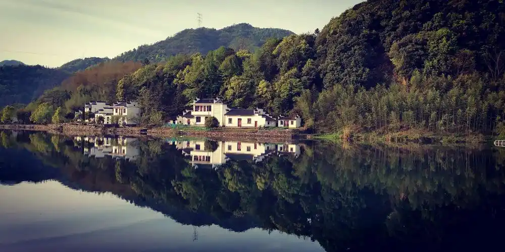 在安徽皖南山区,在沿着美丽的青龙湖,有着一条独一无二的"川藏风景线"
