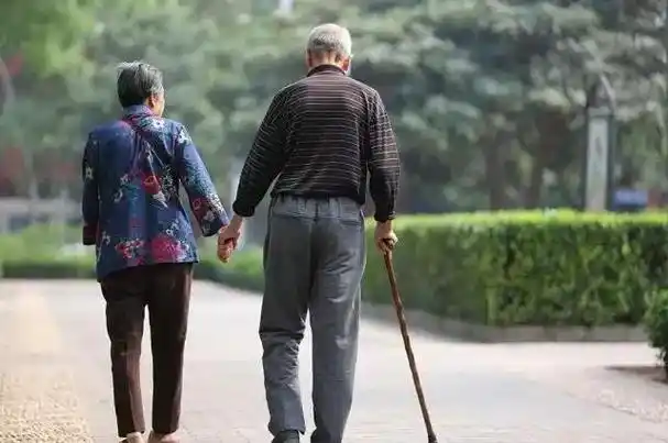 朋友圈里一组片诠释了"老来伴":年少夫妻情深,年老相伴绵长