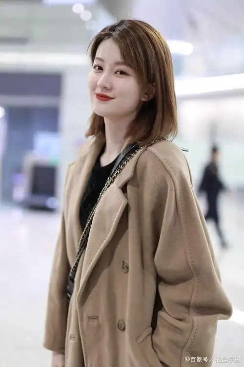 乔欣换了短发造型,再也不是之前的乖乖女了,一身大衣又帅又飒