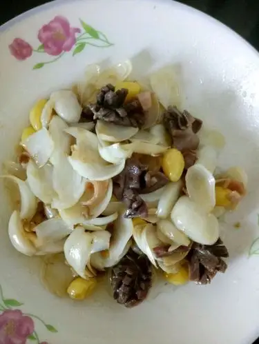 把百合和白果和鸭肾合在一起炒十来分钟就可以