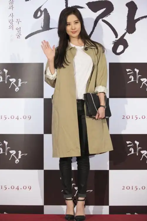 徐贤——白衬衫 紧身皮裤 黑色搭扣尖头高跟鞋 卡其色长款风衣 链条