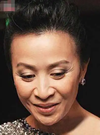 51岁王菲出家照曝光惹两亿网友热议终于明白为何她两度离婚巅峰隐退后