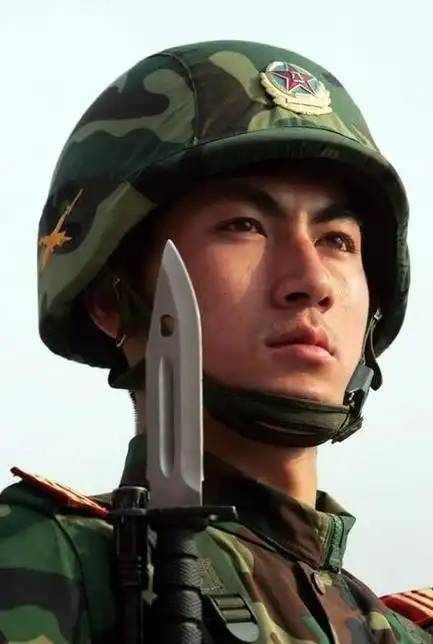 看这帅气的脸庞,怪不得大家都说帅哥上交给国家了!