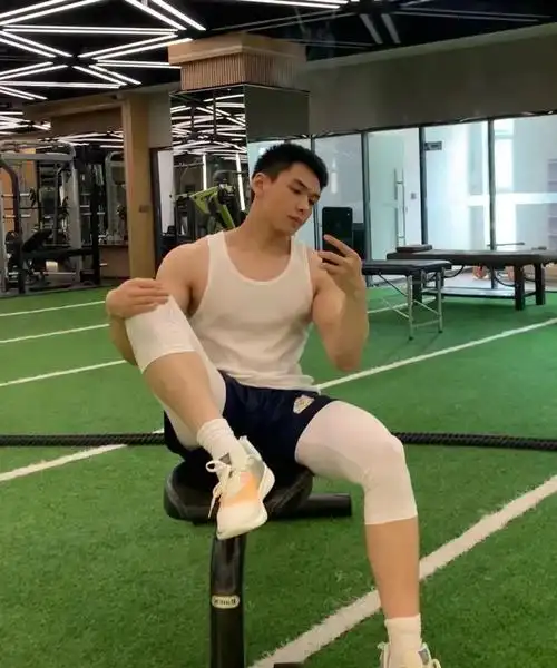 寸头肌肉健身小狼狗爱自拍,第几张可以拿下你?__财经头条