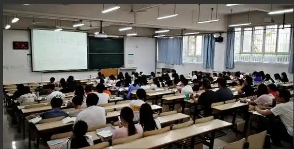 女教授任教985大学3年,课堂上无人问津,转身入职华科大创造历史