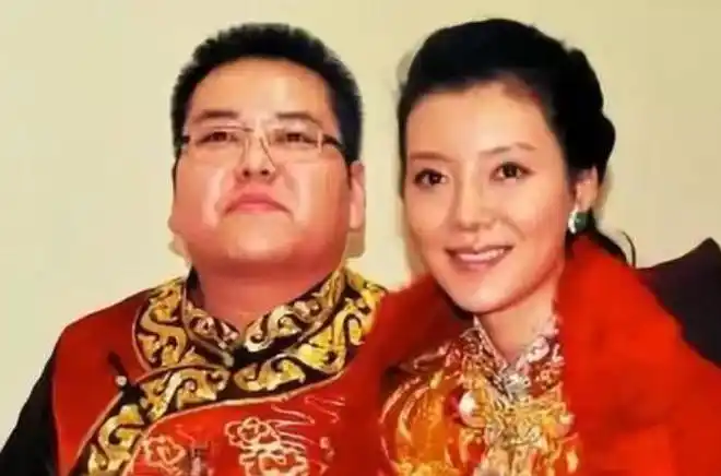 当他和车晓结婚时,他们采用了非常中国式的婚礼风格.