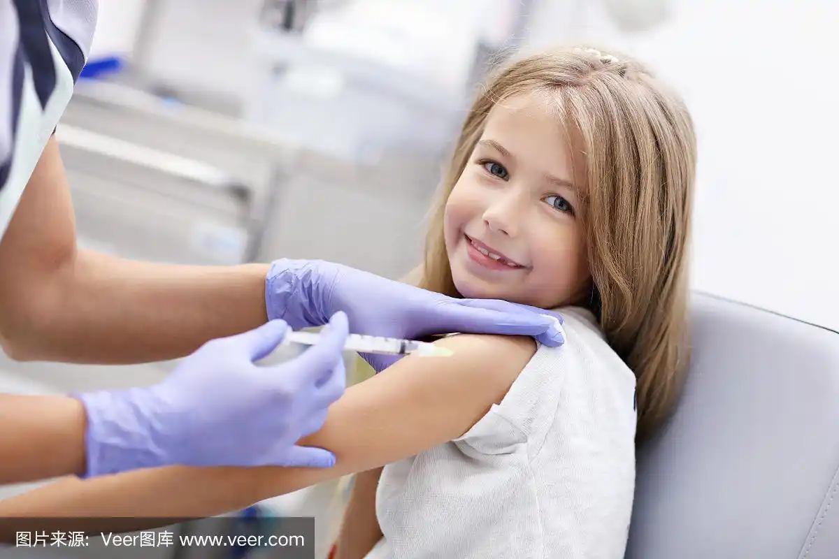 勇敢的小女孩微笑着接受注射或疫苗