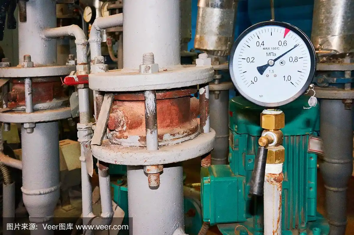 在供水管道上安装一个压力表.特写镜头.
