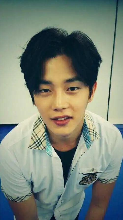 《太阳的后裔》金起范饰演者金玟锡,1990年1月24日出生于韩国釜山