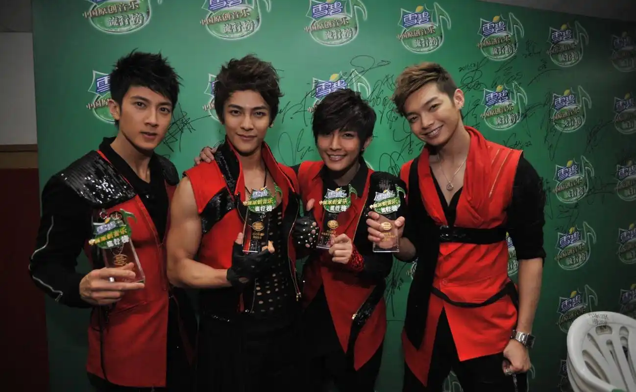 吴尊晒与辰亦儒汪东城合照,这几位是吃了防腐剂吧,10年都没变化