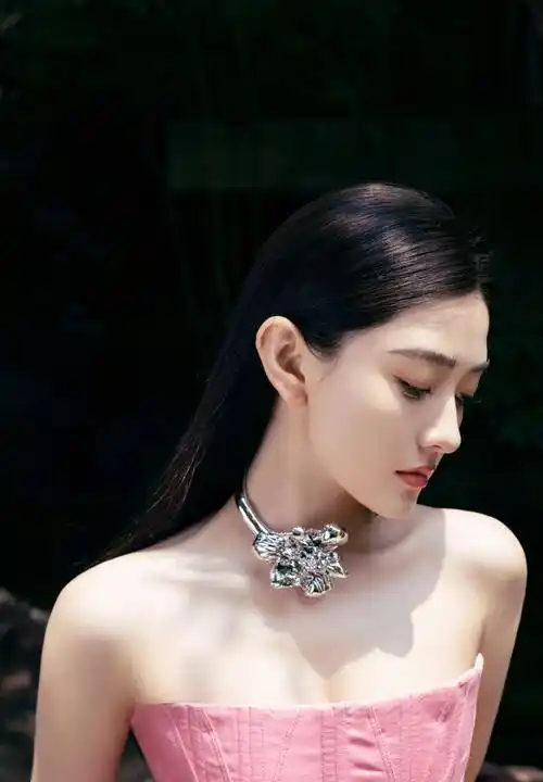 梁洁粉色芭比抹胸阔腿裤优雅气质十足