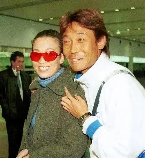 回顾前国脚高峰与那英恋爱却出轨曾2次入狱今成俱乐部老板