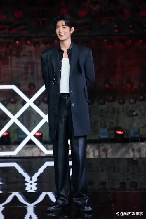 肖战身穿的这套潮牌机能风黑色西装外套,展现了他的少年感和时尚品味.