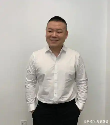 岳云鹏接孩子放学被曝光,雨衣搭配老头了拖鞋,网友:太接地气!