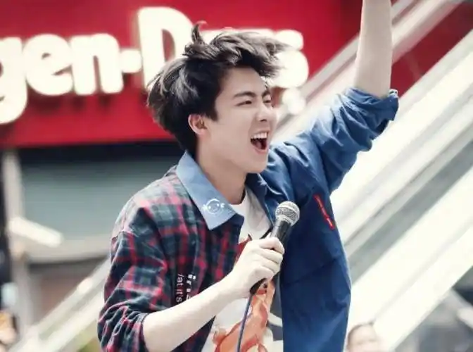 刘宇宁也太会撩了吧,居然接了粉丝的捧花_活动_因为_明星