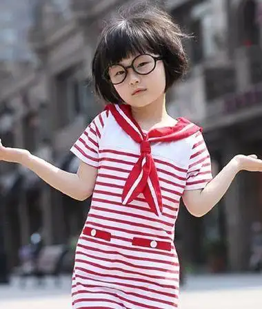 小女孩齐刘海蓬松蘑菇头发型