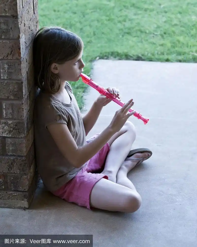 吹奏竖笛的女孩