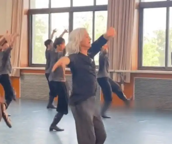 傅艺伟66岁前夫罕现身!儿子去世8个月状态超好,舞技不输姜铁红