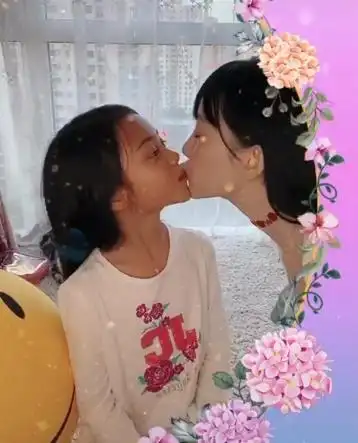 李小璐晒亲吻甜馨视频,与昔日她跟贾乃亮的甜吻画面太相似!