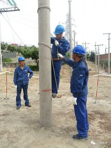 爬电线杆是一种怎样的体验只有电力人才知道