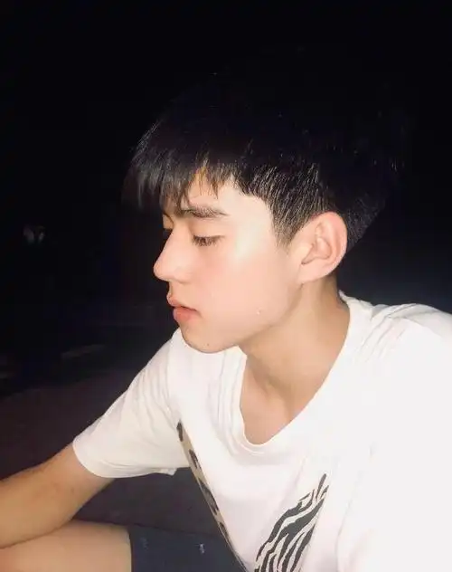 网友们冒死偷拍的素人帅哥究竟有多帅?_我们学校