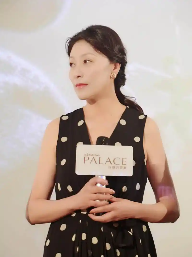 八子剧组亮相上海国际电影节岳红尽显优雅端庄