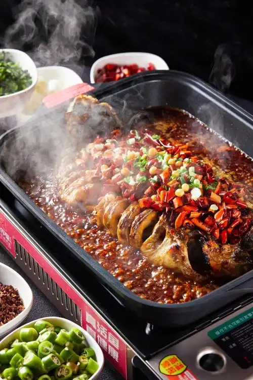 经典麻辣味清江鱼辣味十足,鲜红的辣椒段在烤鱼上铺了满满的一层.