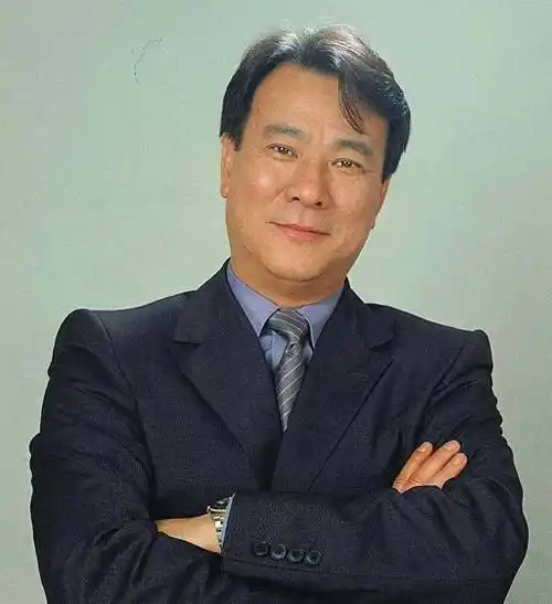 70岁港星李修贤内地代言,秃头严重老态尽显,代言费只有几万元_人生