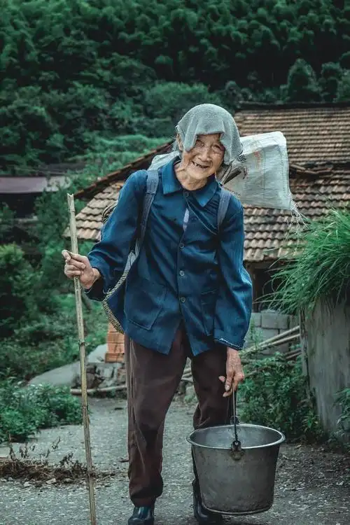 故事90岁老婆婆能爬山能上树几十年一直喝井水