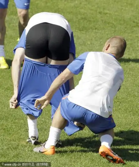 图文荷兰训练备战南非世界杯谁的裤子被扒了