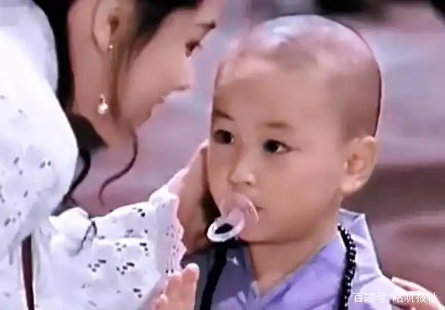 还记得释小龙吗?叼着奶嘴打着拳就出道了