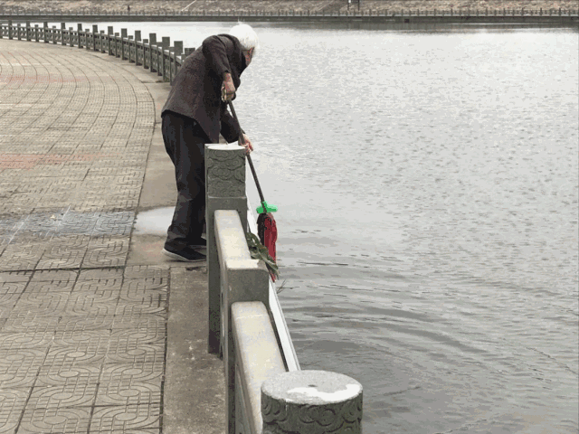 随地小便被拍."不文明君",再这样,你们将被奉化人民所抛弃!