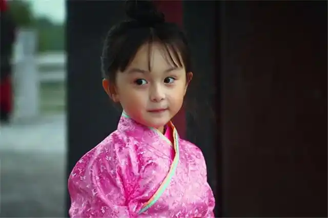 还记得《芈月传》中的小芈月吗?9岁的她,脸蛋精致的像个洋娃娃