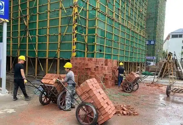 工地搬砖工人 工地搬砖辛苦吗_工作_强度_薪酬