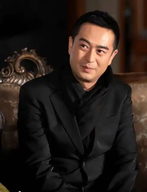 47岁张嘉译全家照:驼背心酸,二婚娶多料影后幸福,女儿可爱_王海燕