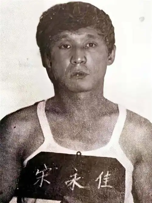 他曾经是黑老大"金牌打手",香车美女穷奢极侈,如今只能收破烂