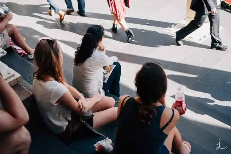 在路边听街头音乐的人群