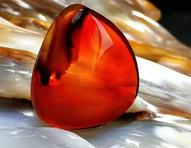 红色琥珀多少钱一克红色琥珀真假鉴别