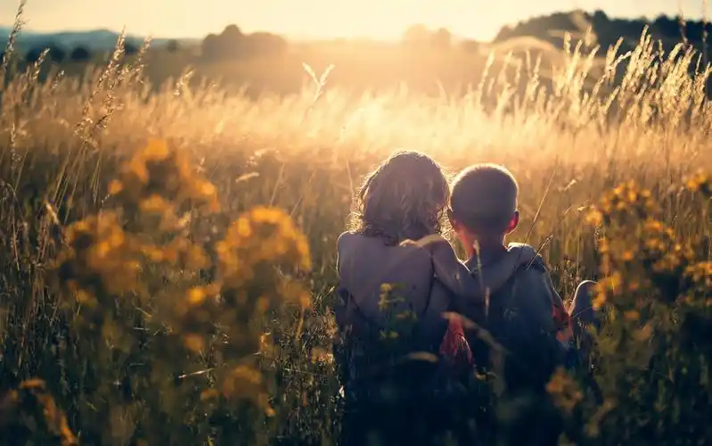 草地野外妈妈和孩子背影唯美图片