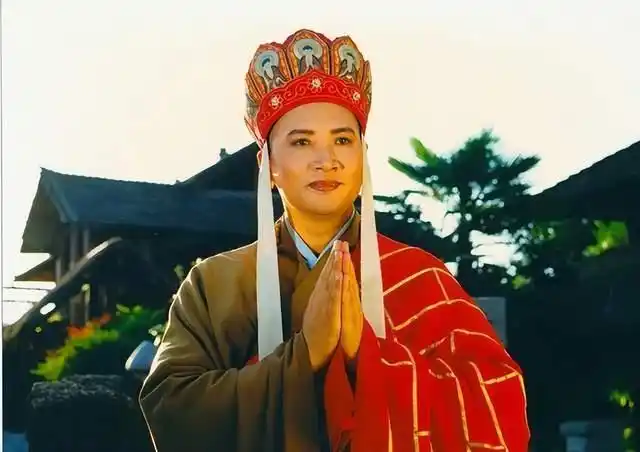 能详的传统神话西游记里,西天取经四人组中最拉跨的无疑就是唐长老了