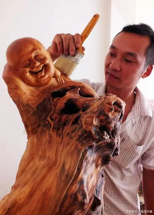 根雕如何打磨抛光上油根雕是一种古老的艺术形式,其原材料是各种树根