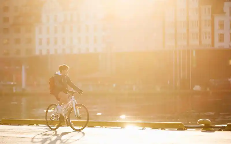 王源冬日户外帅气写真图片桌面壁纸
